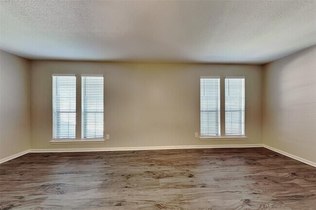 Building Photo - 2615 Silver Falls Dr