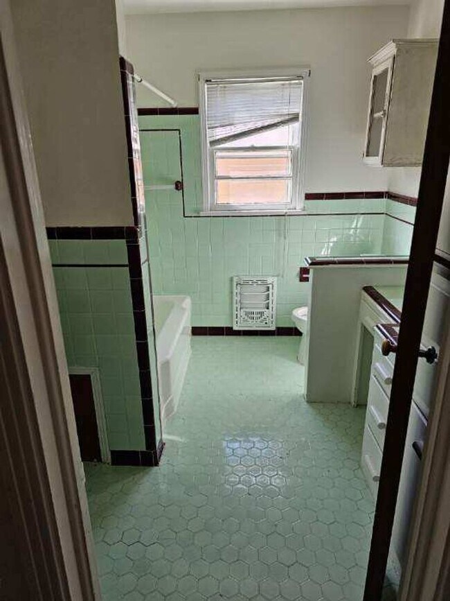 Building Photo - 2605 Gidding St
