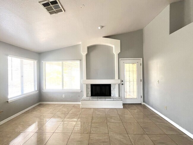 Building Photo - 3-Bedroom, 2-Bath House - Las Vegas, NV