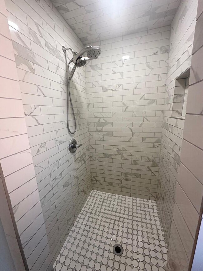 Building Photo - 3 Bed 2 Bath Ready to Rent ASAP! Fully remodeled bathrooms!