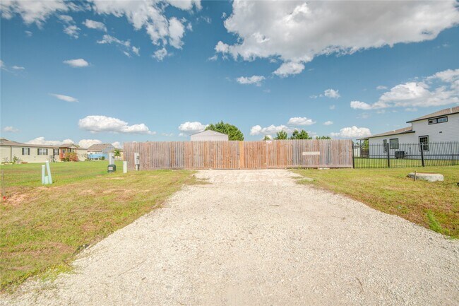 Building Photo - 614 Rd 5707