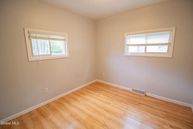 Building Photo - 3275 Maryvale Dr