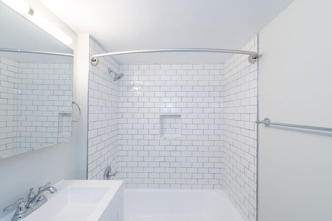 Building Photo - Spacious, Bright 1 Bed 1 Bath condo in prime location and close to Metro - All utilities included