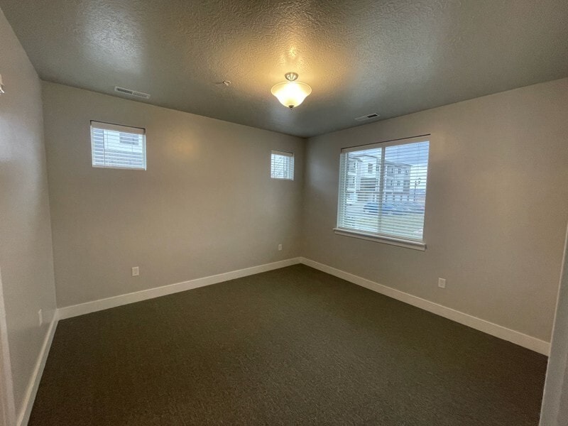 Building Photo - 368 750 N