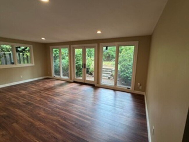 Building Photo - Charming, Spacious, Updated Home in Lake Oswego!