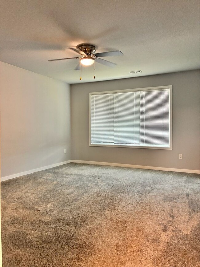 Building Photo - Spacious 3BR 2.5ba house in Urbandale, available NOW!