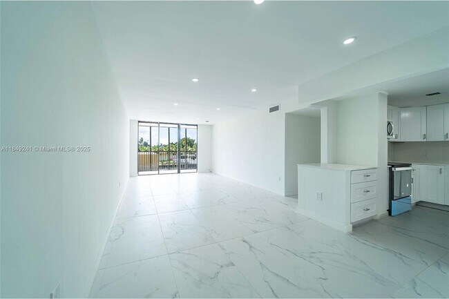Building Photo - 2500 NE 135th St