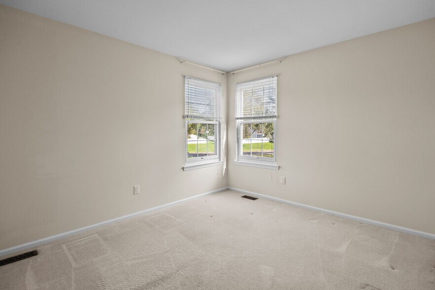 Master Bedroom - 51 Portsmouth Ct