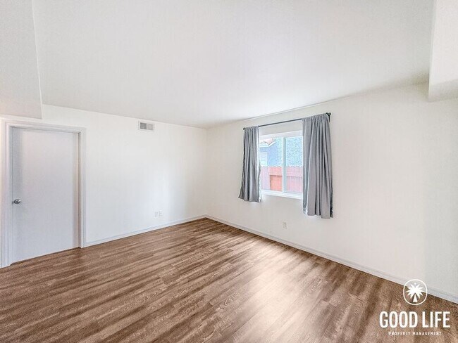 Building Photo - 2104 N Mammoth Pl