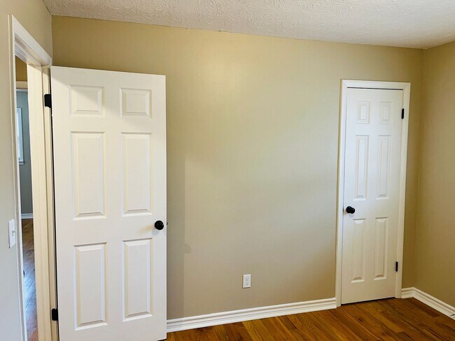 Building Photo - Charming 3-bedroom, 1.5-bath brick ranch situated on a large private lot in Carrollton! Must see!