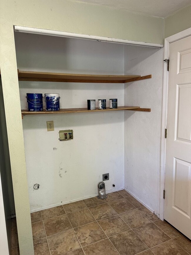 Building Photo - Large 2 bedroom 2 bathroom duplex with garage!  MOVE IN SPECIAL!