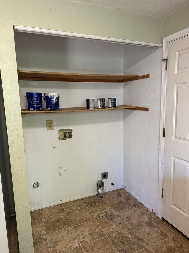 Building Photo - Large 2 bedroom 2 bathroom duplex with garage!