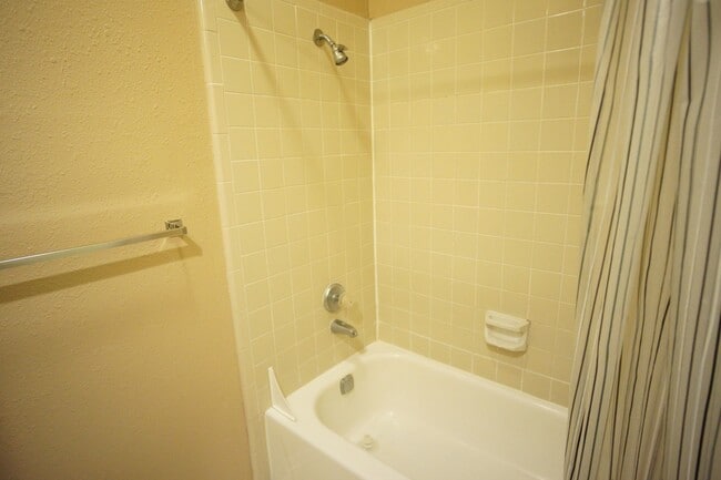 Building Photo - Quiet 2/2 Furnished Condo in West Campus