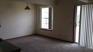 Building Photo - 2 Memory Ln
