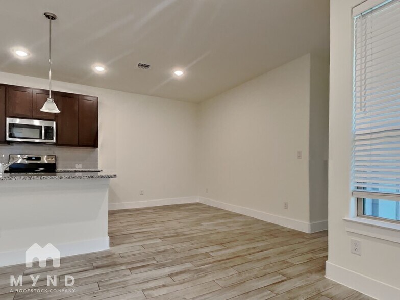 Building Photo - 407 Parkline Dr