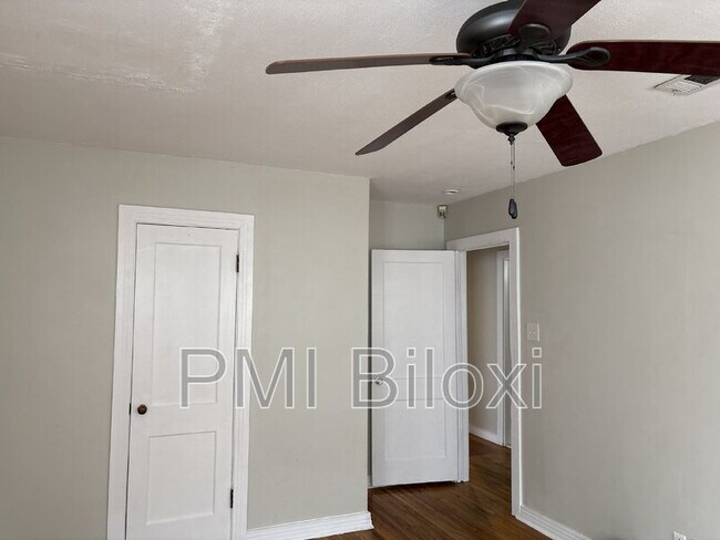 Building Photo - 391 Rodeo Dr