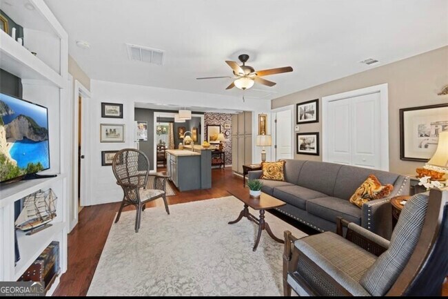 Building Photo - 724 Commodore Dr NW