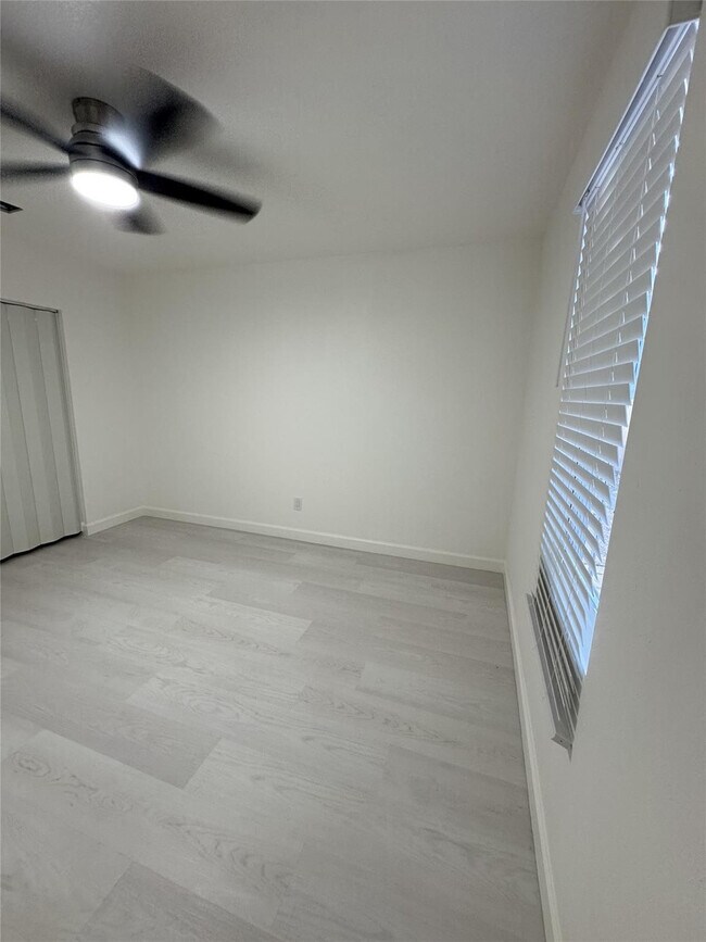 Building Photo - 909 36th St