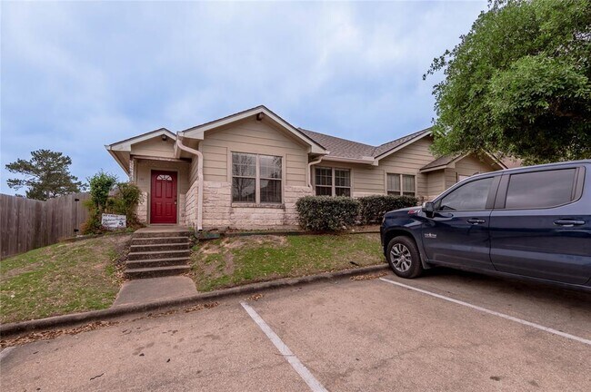 Building Photo - 110 Sendero Dr