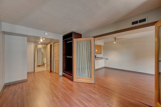 Building Photo - 1BR/1BA Comfortable Condo in Montclair Nei...