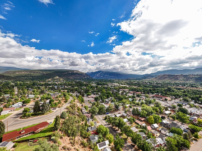 Building Photo - 1936 Crestview Dr
