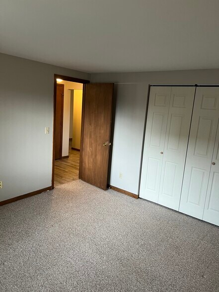 Master bedroom closet, newer rug. - 3890 Ridge Lea Rd