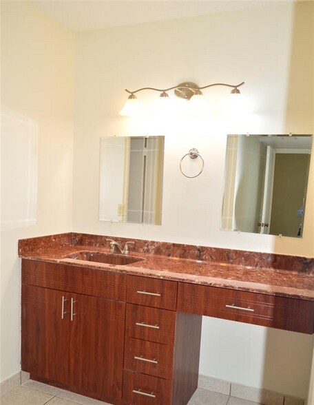 Building Photo - 305 Lakeview Dr