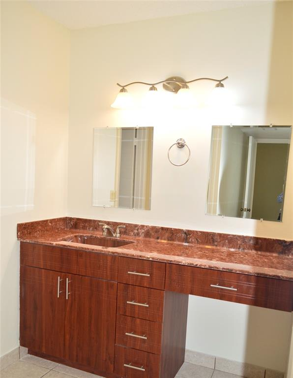 Building Photo - 305 Lakeview Dr