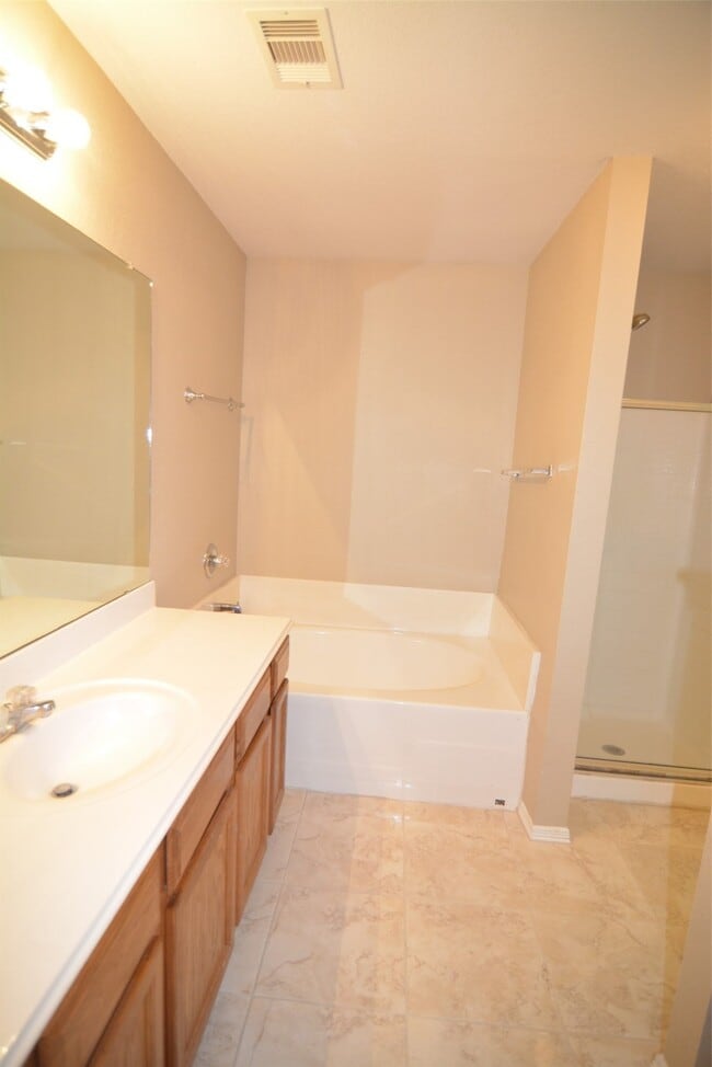 Building Photo - 16215 Willowford Ct