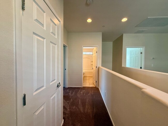 Building Photo - 3 BED 2.5 BATH 2 CAR GARAGE HOME w/ LOFT &...