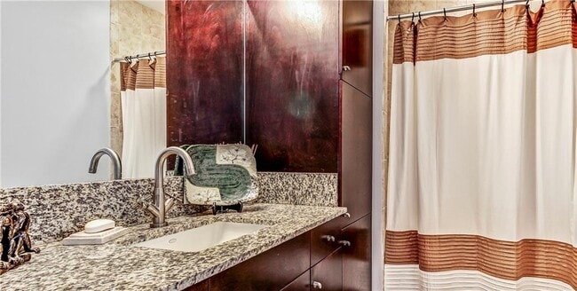 Building Photo - 905 Juniper St NE