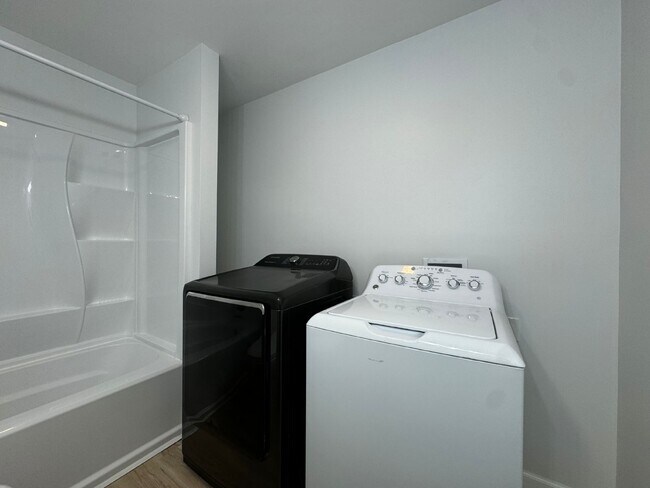 Building Photo - "Coastal Comfort Awaits: Charming 2-Bed Retreat on Beach Drive, Panama City Beach!"