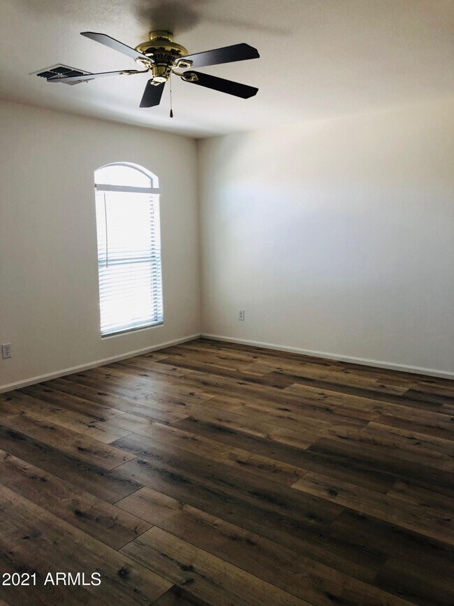 Building Photo - 2528 W Straight Arrow Ln