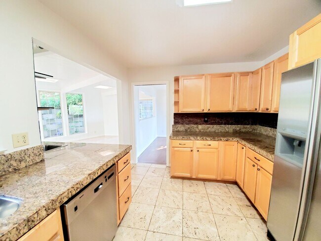 Building Photo - 2745 Summit Dr