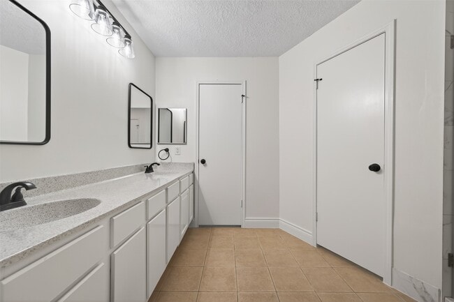 Building Photo - 10706 Lazy Meadows Dr