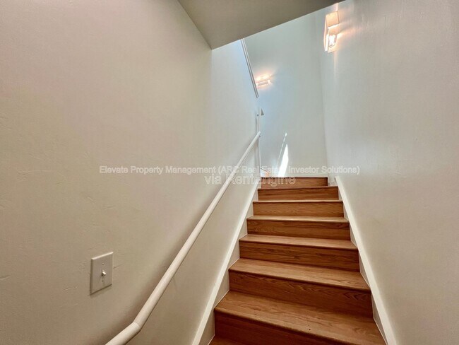 Building Photo - 216 E Hurd St