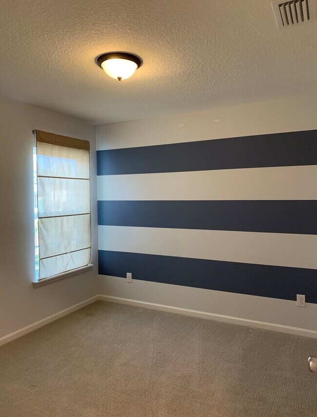 Building Photo - Stunning 3 Bed/2 Bath Home with Attached G...
