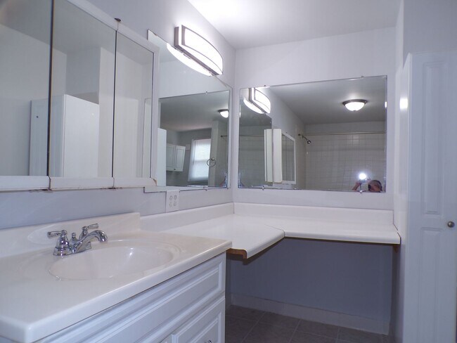 Building Photo - 3 BDRM, 2 BA Rambler w/ Basement - Great l...
