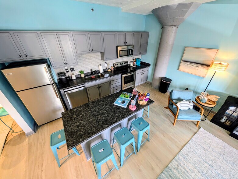 Building Photo - 401 W Shoreline Dr