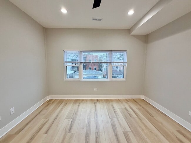 Building Photo - 4908 N Rockwell St