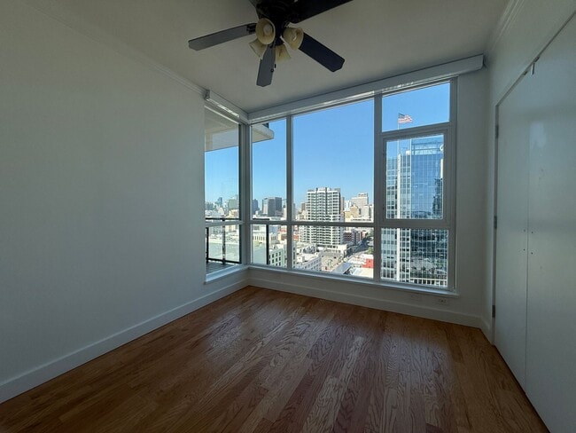 Building Photo - Upscale 2 Bed 2 Bath with Floor-to-Ceiling Windows and Stunning City Views
