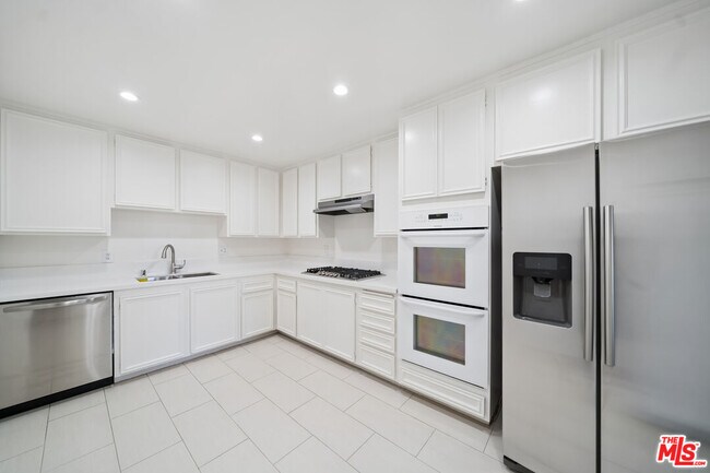 Building Photo - 333 S Elm Dr