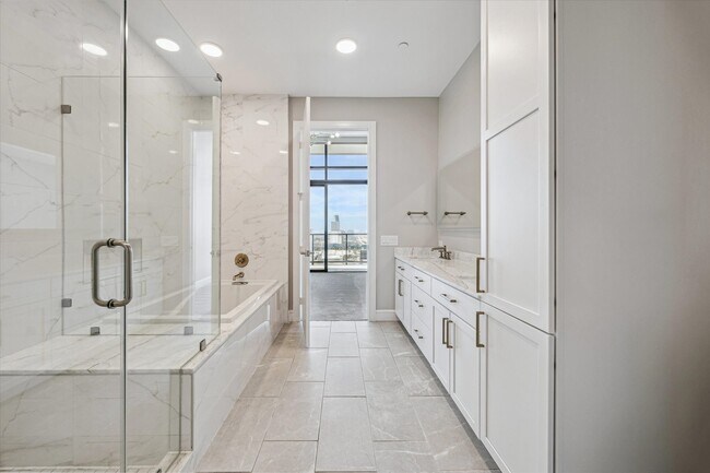 Building Photo - 9757 Katy Fwy