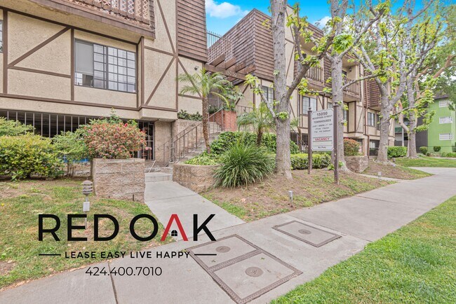 Building Photo - 15050 Moorpark St