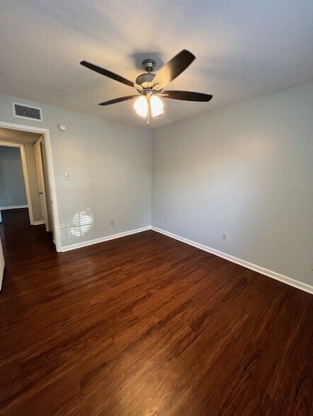 Building Photo - 503 E 6th St