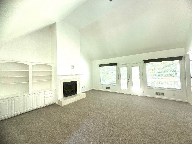 Building Photo - 45 Spring Forest Ct