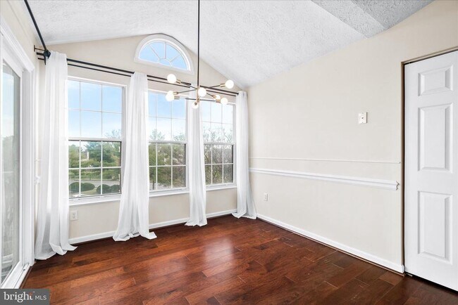 Building Photo - 5640 Wade Ct