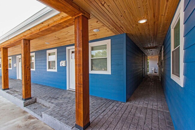 Building Photo - Pet-Friendly 1-Bedroom Apartment in Downtown Rogers –  Move-In Special!