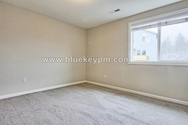 Building Photo - 907 N 9th Way