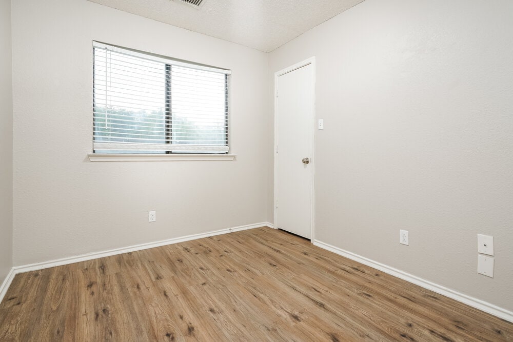 Building Photo - 1307 Jasmine Dr